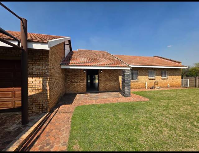 4 BEDROOM HOUSE FOR SALE IN ROTHDENE